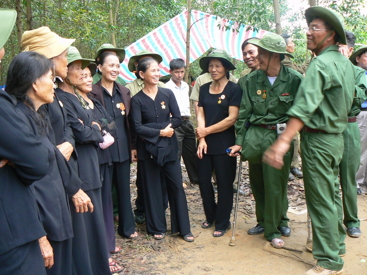 Cựu chiến sĩ bộ đội địa phương, du kích mật của mặt trận Gio Cam và những chiến sĩ giải phóng Trung đoàn 27 Triệu Hải gặp nhau trong cuộc hành hương truyền thống của các CCB Trung đoàn - Ảnh: L.B.D